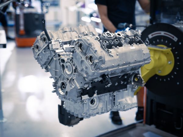 V8 Motorenmontage