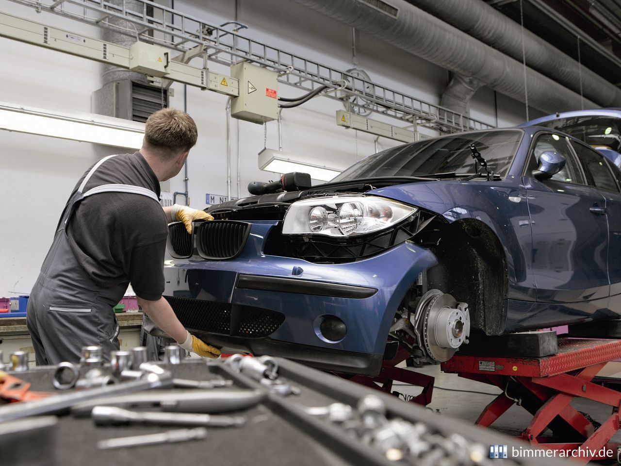 Demontage des Stoßfängers der BMW 1er Reihe