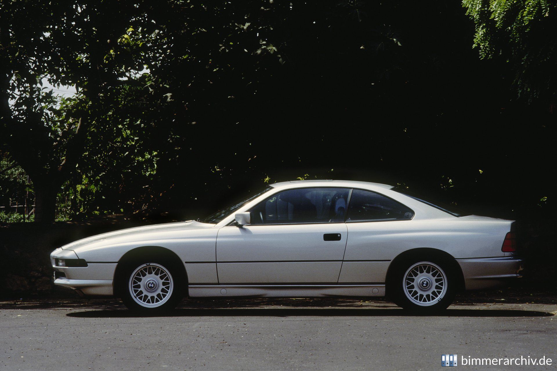 Baureihenarchiv für BMW Fahrzeuge · BMW 850i · bimmerarchiv.de