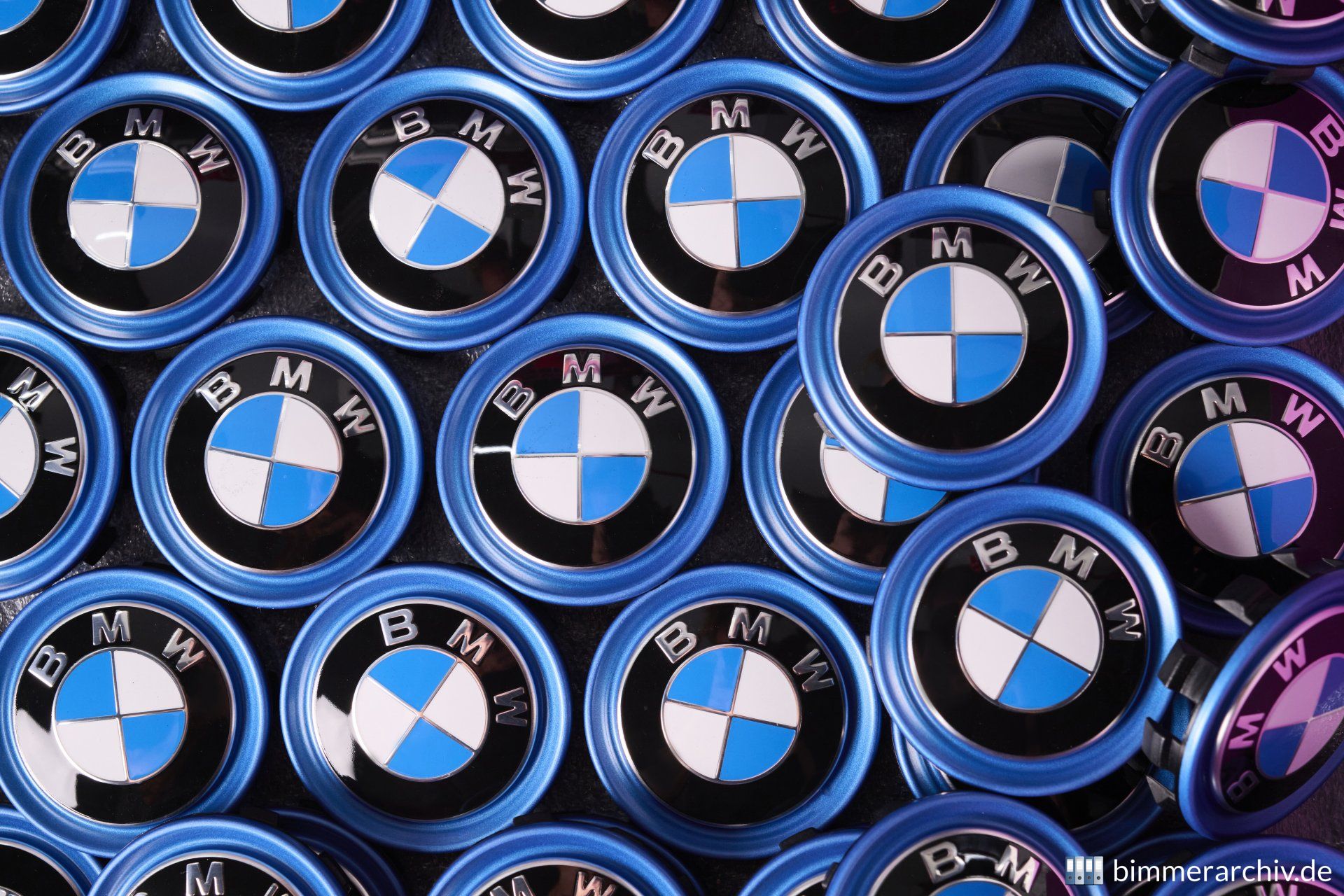 Logos für den vollelektrischen BMW iX1 mit blauem Rand