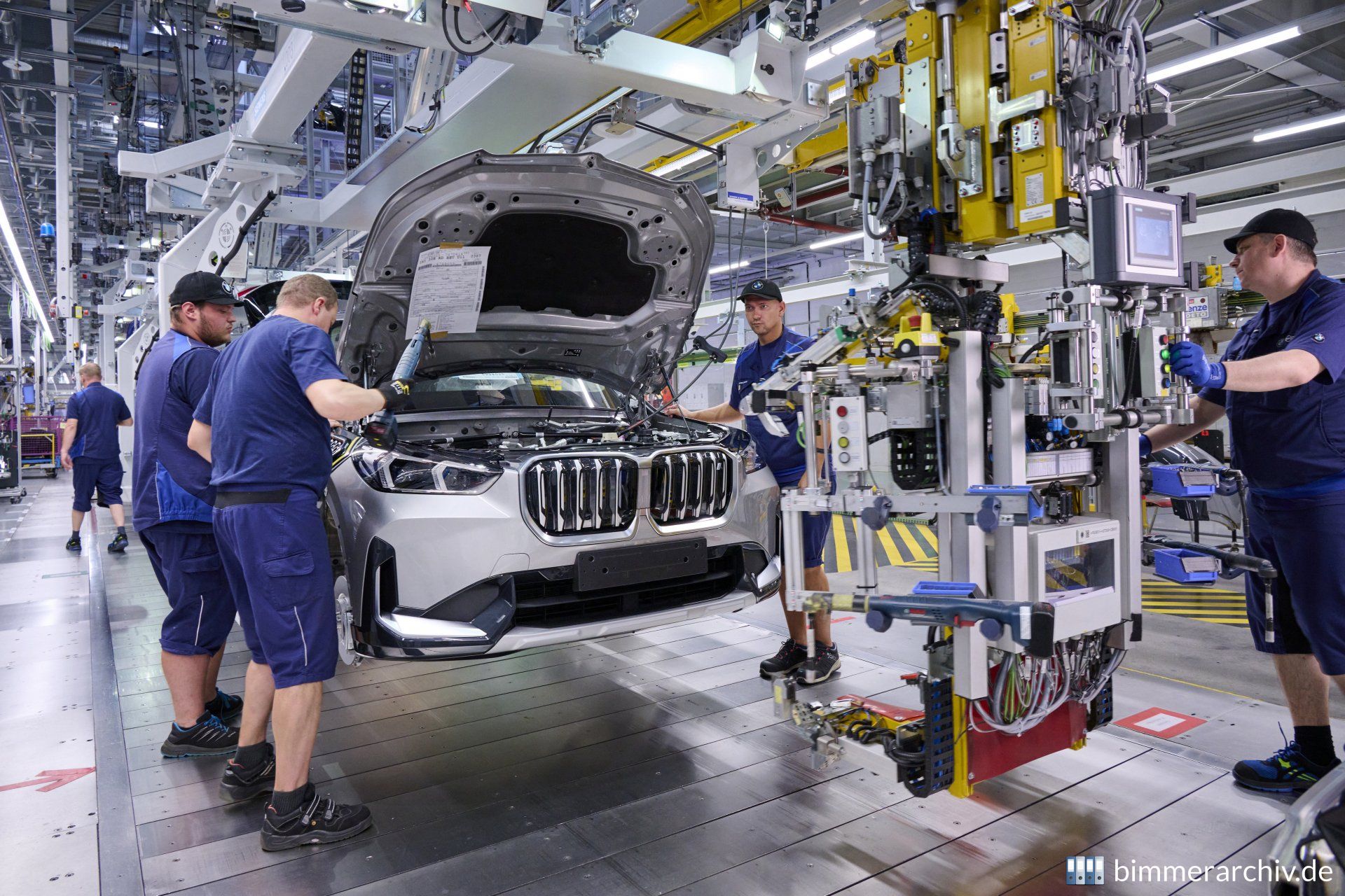 Anbau des Frontends BMW iX1