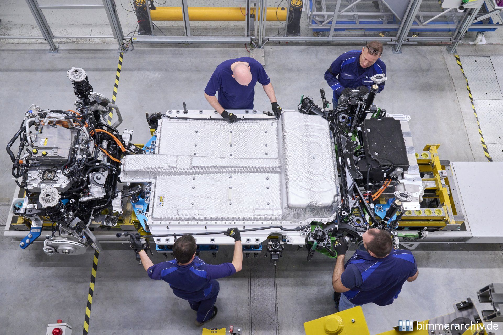Montage von Kühlwasserleitungen für die Motor-Getriebeeinheit (HEAT) des BMW iX1