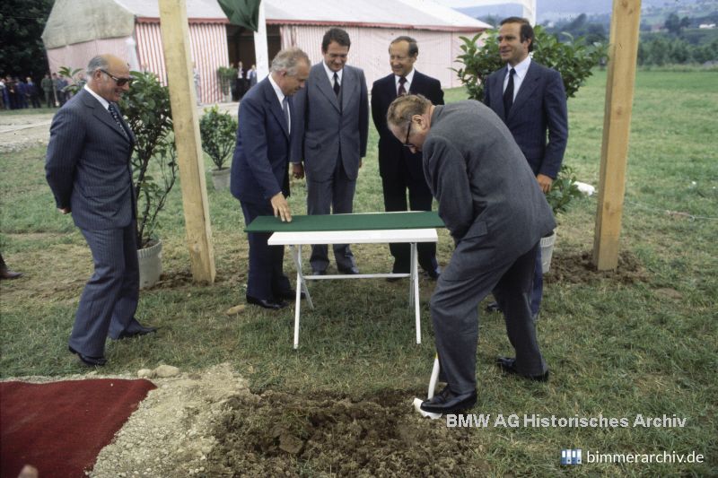 Bruno Kreisky beim 1. Spatenstich des Werks Steyr. Doppelfeld, Kuenheim, Malzacher im Hintergund