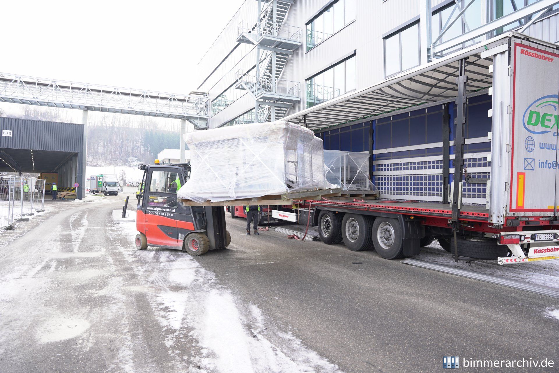 Anlieferung der ersten Anlage in der neuen Halle