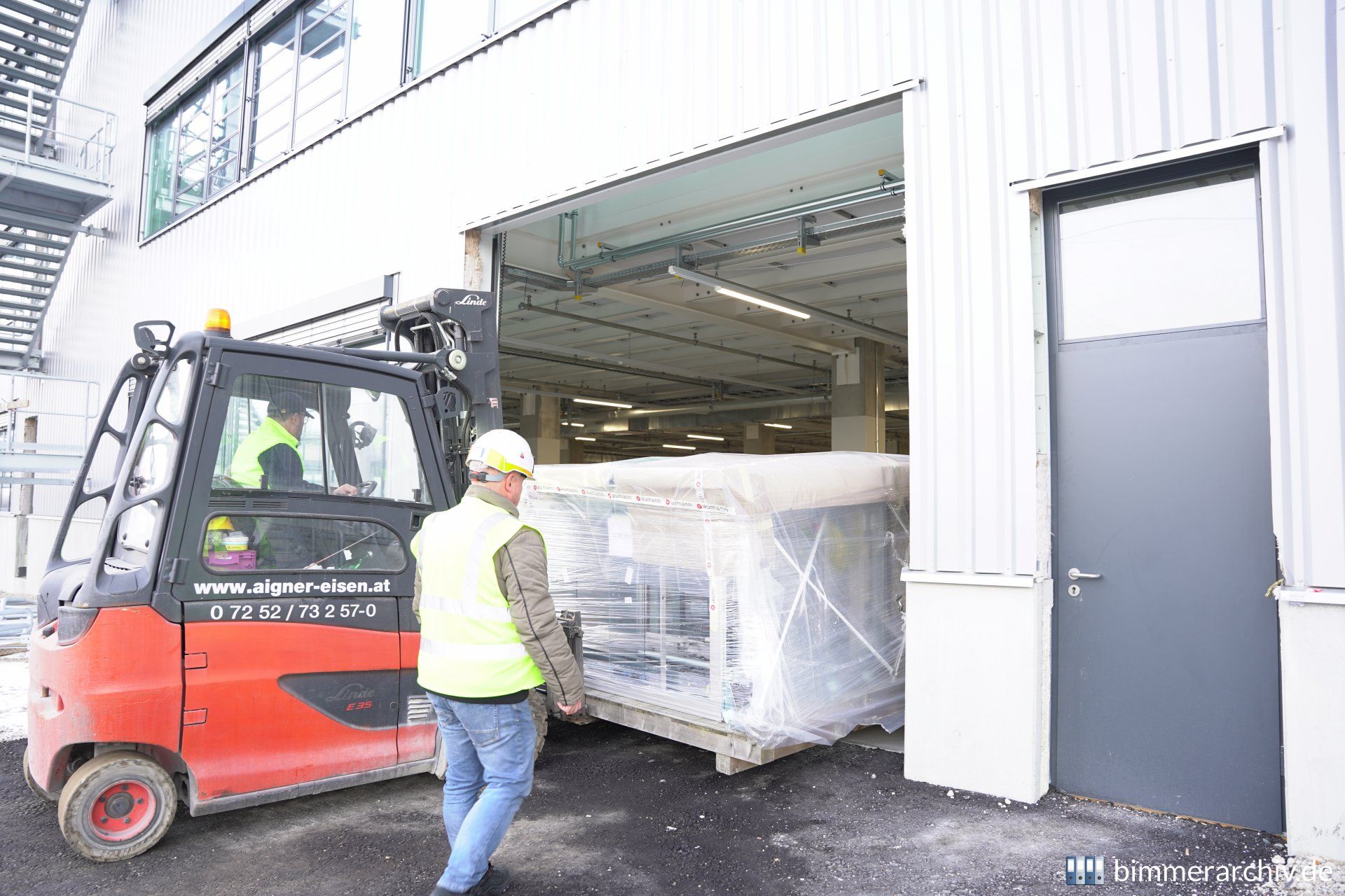 Anlieferung der ersten Anlage in der neuen Halle