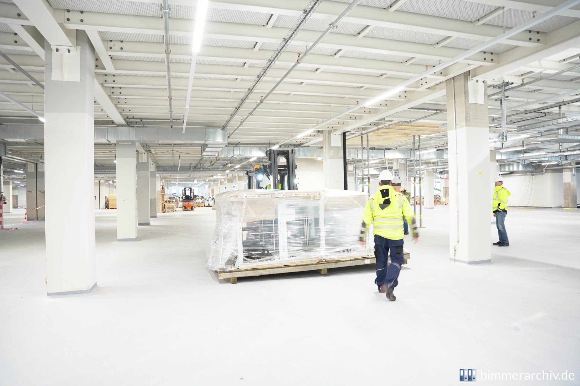 Anlieferung der ersten Anlage in der neuen Halle