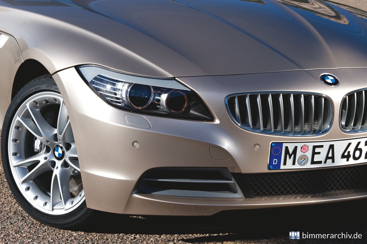 Der neue BMW Z4 sDrive35i - Frontpartie mit Bi-Xenon-Scheinwerfern