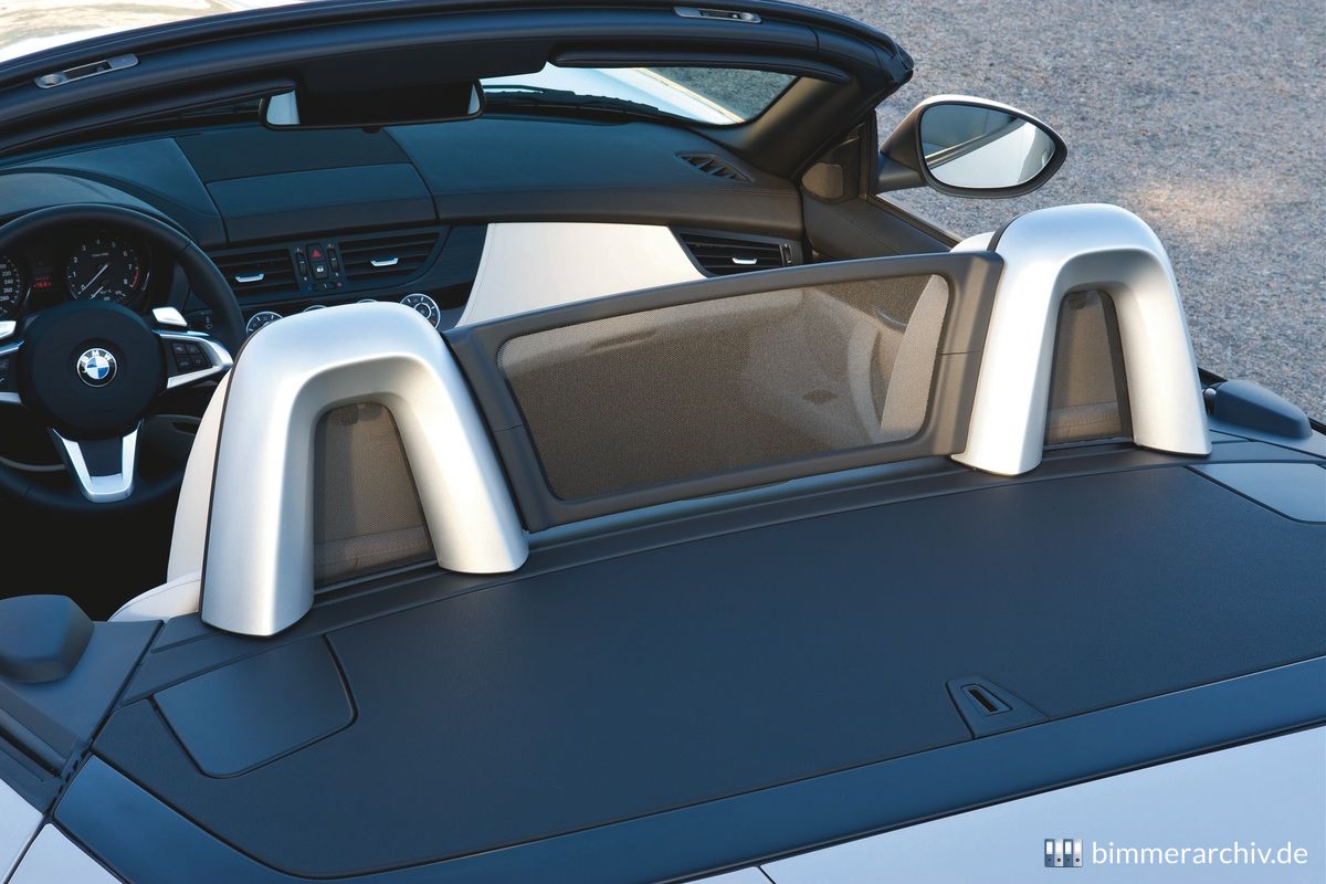 Der neue BMW Z4 sDrive35i - Windschott zwischen den Überrollbügeln