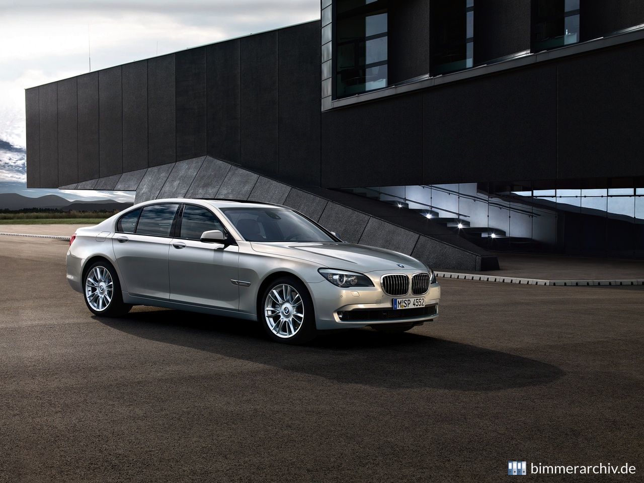 BMW 7er Individual - Mondstein metallic und Leichtmetallräder V-Speiche 301l, 20"
