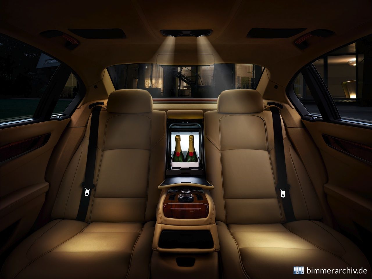BMW 7er Individual - Kühlbox und kardanische Leseleuchten im Fond