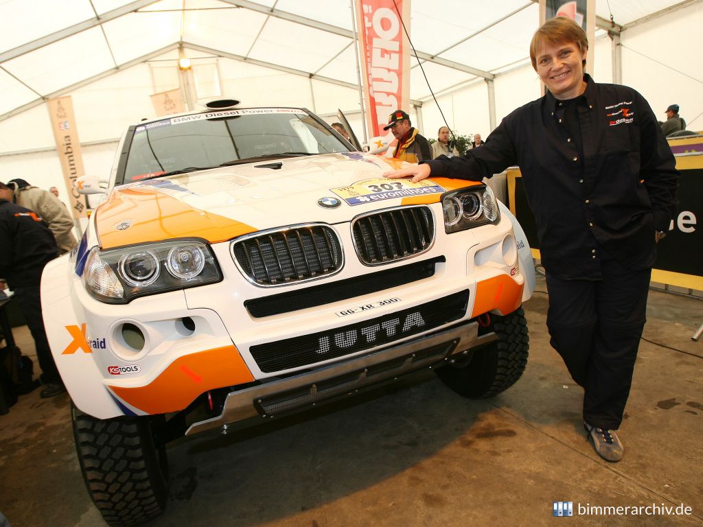 Jutta Kleinschmidt vor ihrem BMW X3 CC