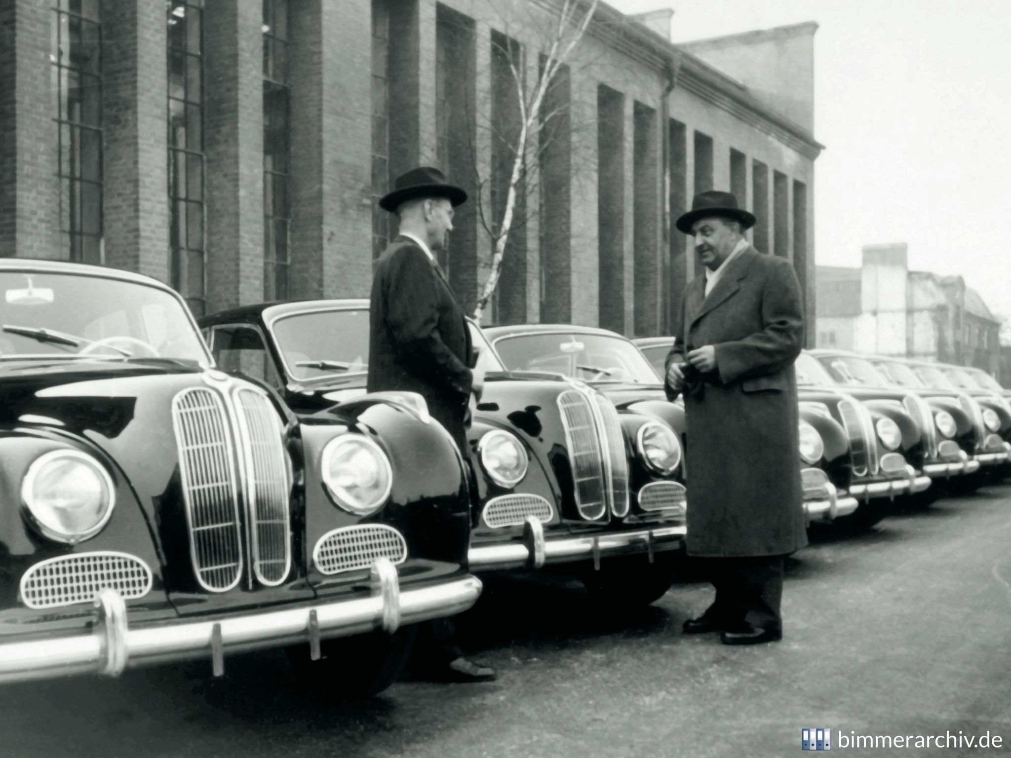 BMW Werk München - Auslieferung der ersten 501 (1952)