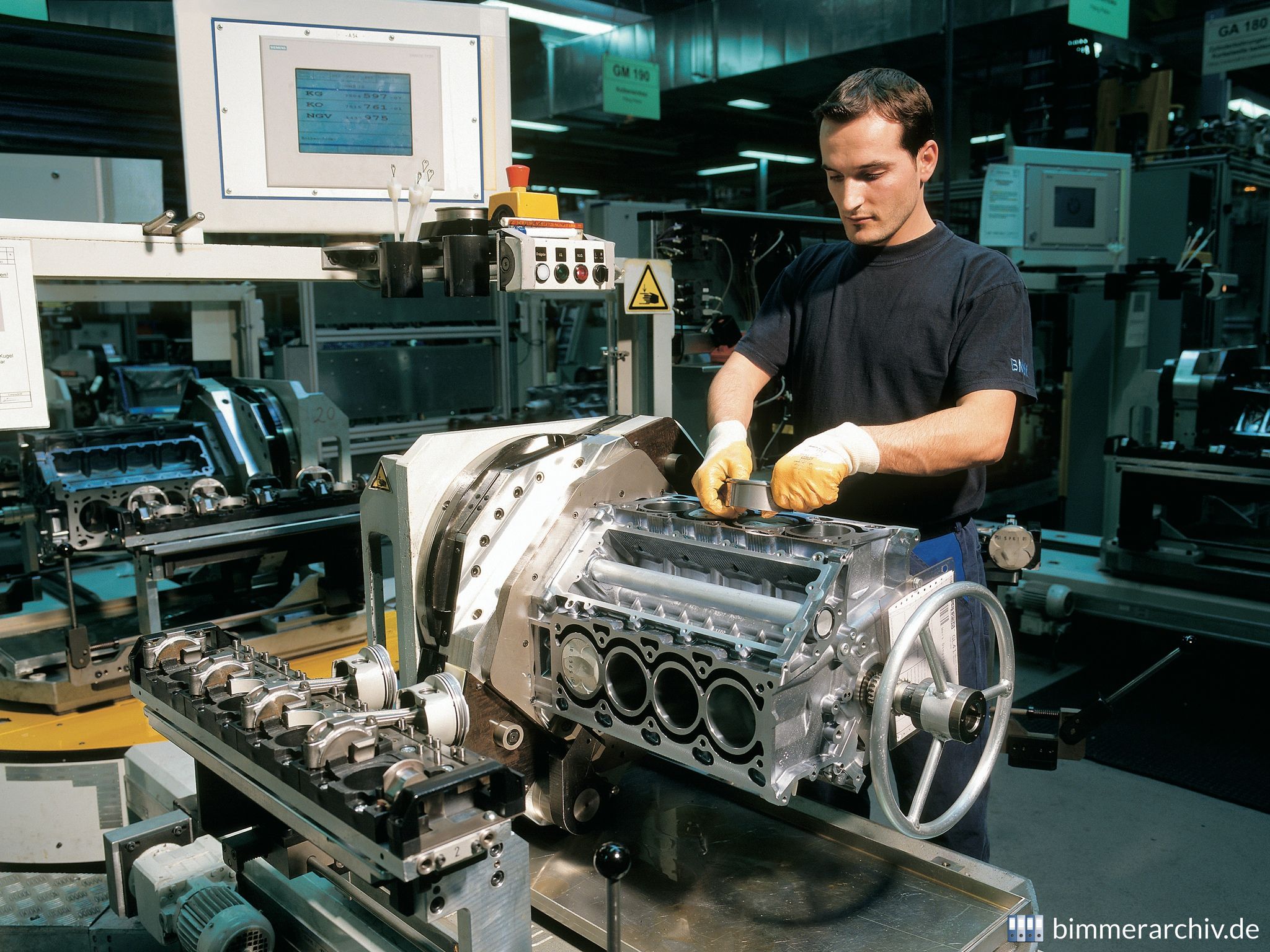 BMW Werk München Motorenfertigung - Kolbeneinbau