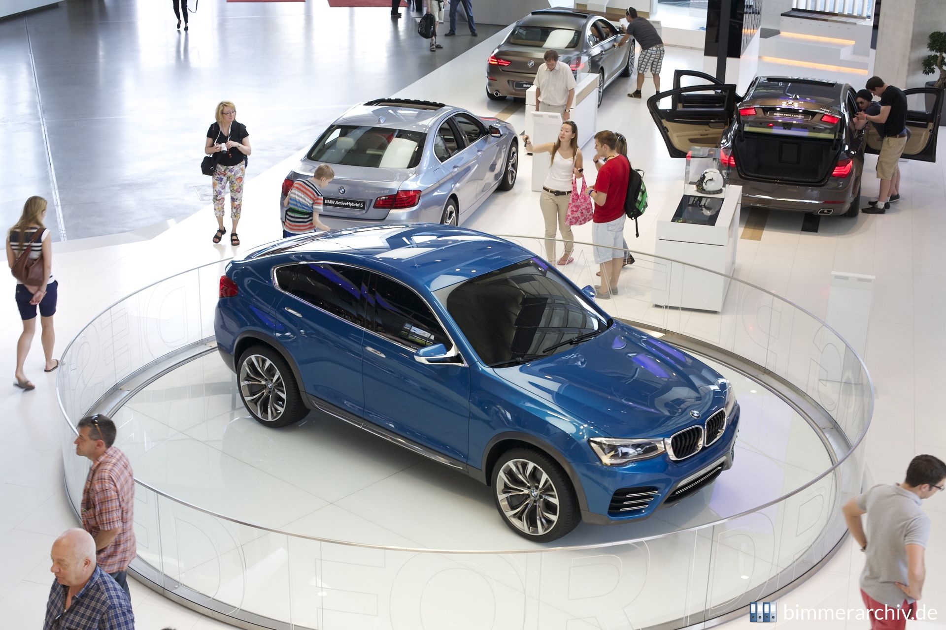 BMW Concept X4 in der BMW Welt