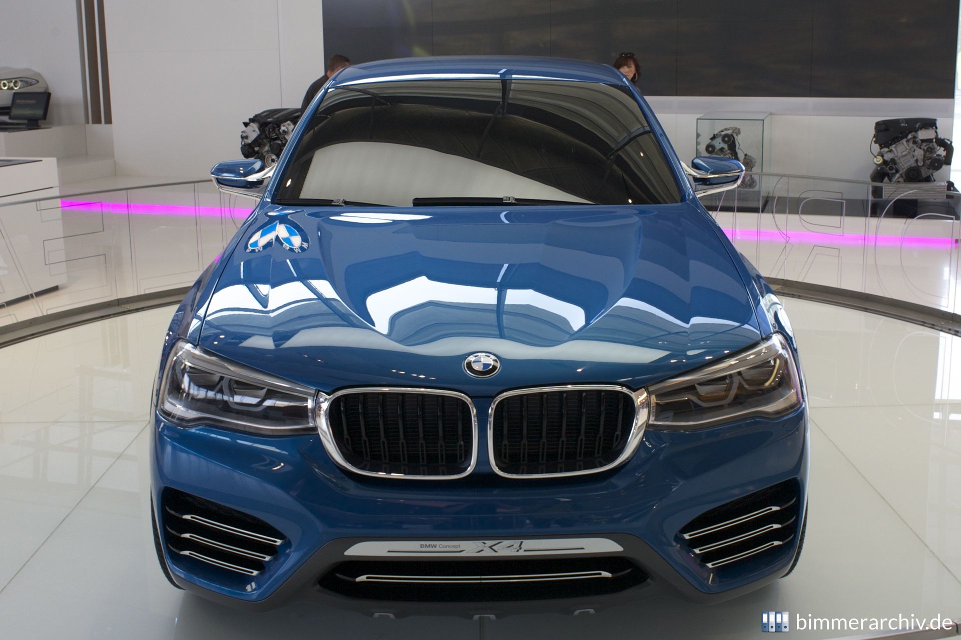 BMW Concept X4 in der BMW Welt