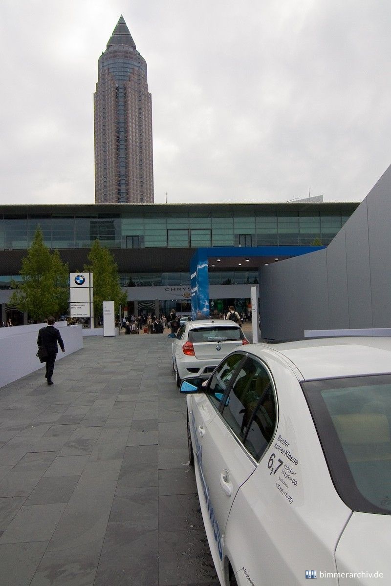 Frankfurter Messeturm und BMW 520i