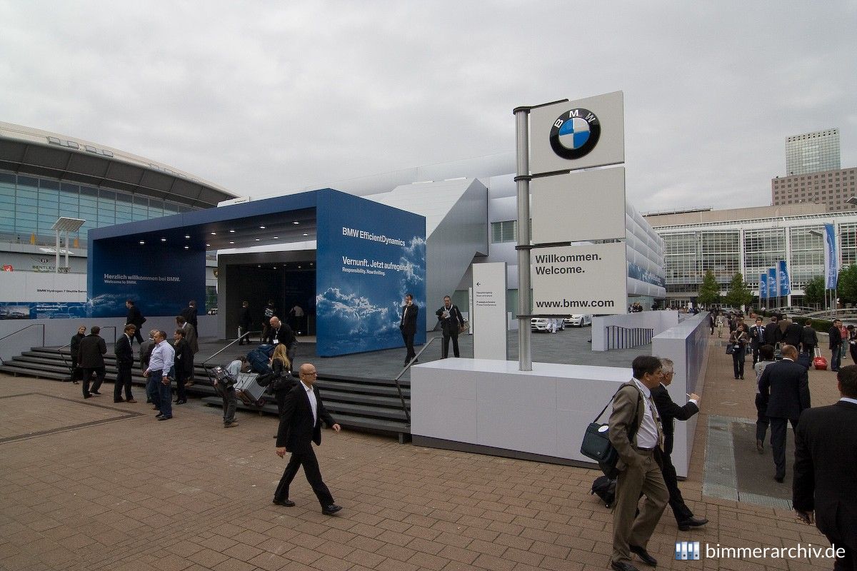 Haupteingang zum BMW Pavillon