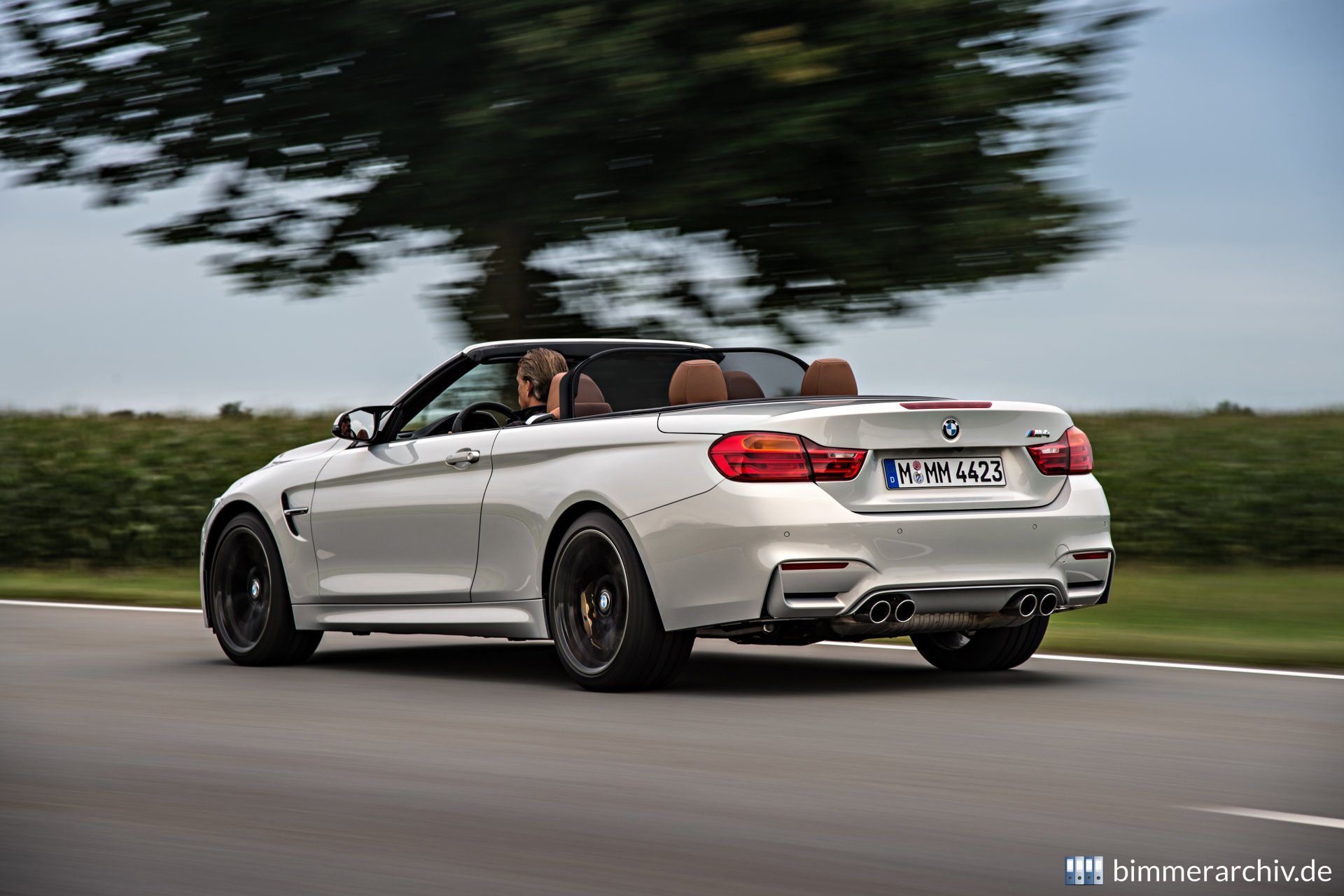 BMW M4 Cabrio - BMW Individual Mondstein metallic