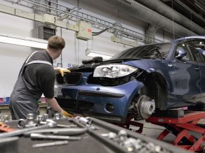 Demontage des Stoßfängers der BMW 1er Reihe