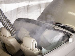 Auslösen der Pyrotechnik des BMW 6er Cabrios