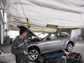 BMW 6er Coupé wird für die Neutralisation der Pyrotechnik vorbereitet