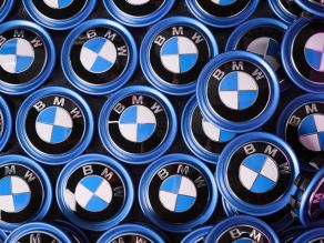 Logos für den vollelektrischen BMW iX1 mit blauem Rand