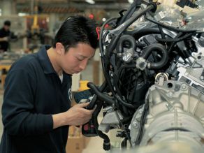 BMW Brilliance - Motorenmontage