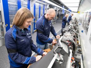 Cockpitfertigung im BMW Group Werk Wackersdorf