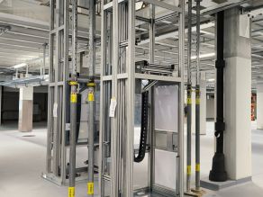 Die erste Anlage: ein Geschoßheber für Inverter