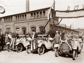 BMW 3/15 PS und BMW Team nach der Internationalen Alpenfahrt 1929
