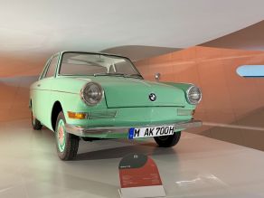 BMW 700