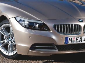 Der neue BMW Z4 sDrive35i - Frontpartie mit Bi-Xenon-Scheinwerfern