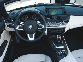Der neue BMW Z4 sDrive35i - Innenraum mit aufgeklapptem Bildschirm