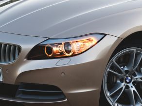 Der neue BMW Z4 sDrive35i - Frontscheinwerfer mit Dioden-Blinkleuchten