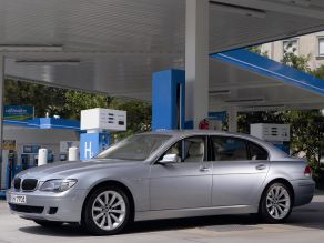 BMW Hydrogen 7 - Wasserstoff-Tankstelle der CEP in Berlin