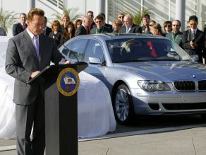Arnold Schwarzenegger - Gouverneur von Kalifornien, würdigt die BMW Hydrogen-Initiative
