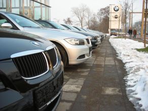 Neue BMW 3er vor der Niederlassung Leipzig