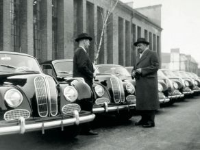 BMW Werk München - Auslieferung der ersten 501 (1952)