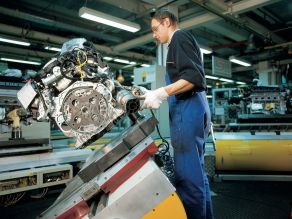 BMW Werk München Motorenfertigung - Anbau Abgaskrümmer