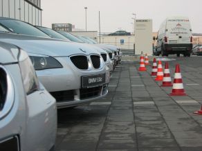 BMW 5er vor der Niederlassung Leipzig