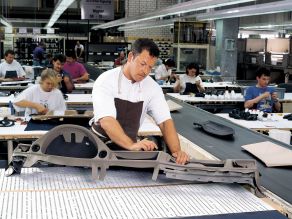 BMW Werk Dingolfing - Beziehen des Instrumententrägers