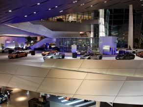 BMW Welt bei Nacht