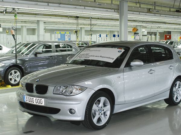 BMW Werk Regensburg produziert das 3-millionste Auto - einen BMW 120i