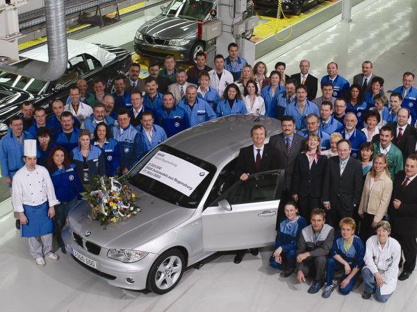 BMW Werk Regensburg produziert das 3-millionste Auto - einen BMW 120i