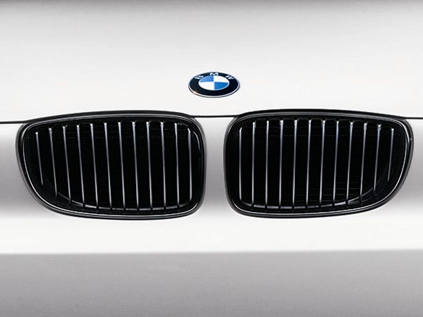 Baureihenarchiv für BMW Fahrzeuge · Original BMW Zubehör - BMW Performance  Exterieur für das 1er Coupé ·