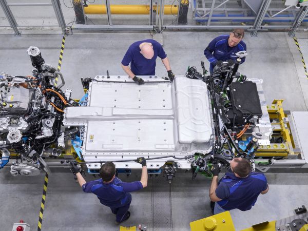 Montage von Kühlwasserleitungen für die Motor-Getriebeeinheit (HEAT) des BMW iX1