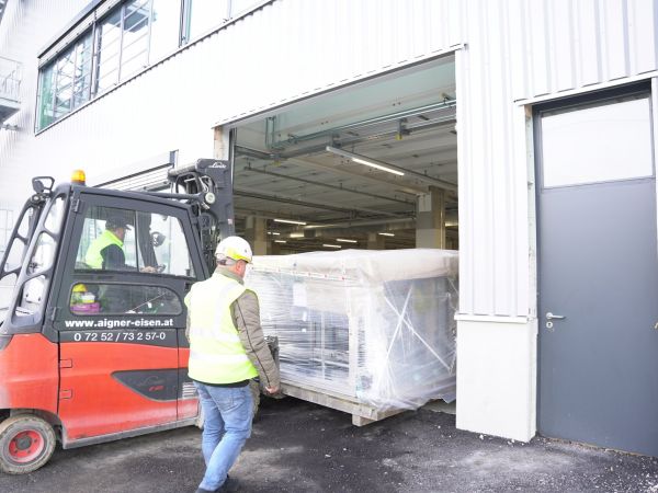 Anlieferung der ersten Anlage in der neuen Halle