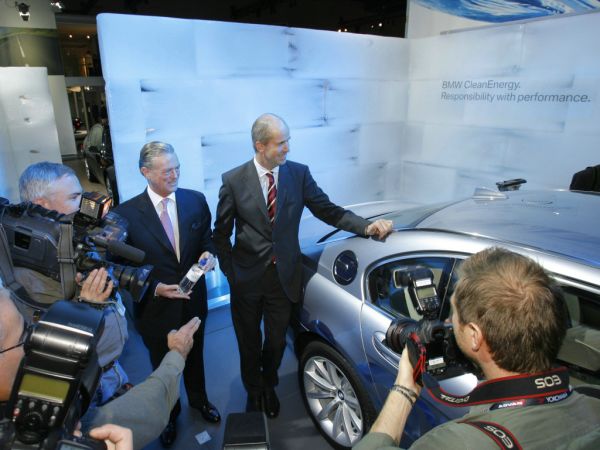 LA Auto Show - Weltpremiere BMW Hydrogen 7 - Dr. Michael Ganal und Tom Purves