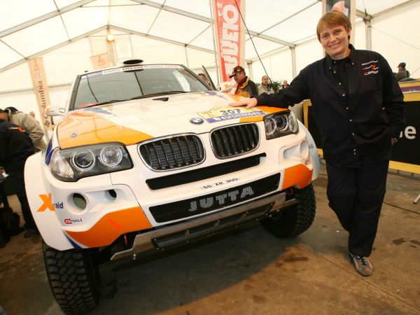 Jutta Kleinschmidt vor ihrem BMW X3 CC