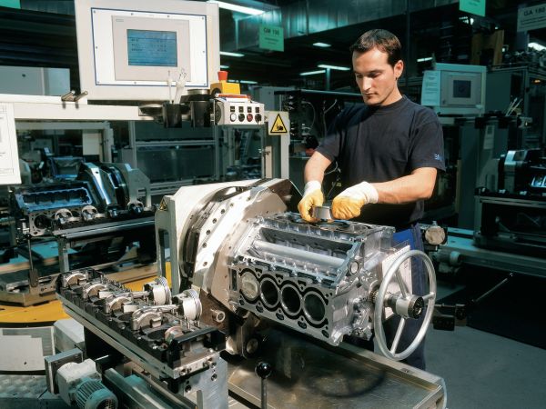 BMW Werk München Motorenfertigung - Kolbeneinbau